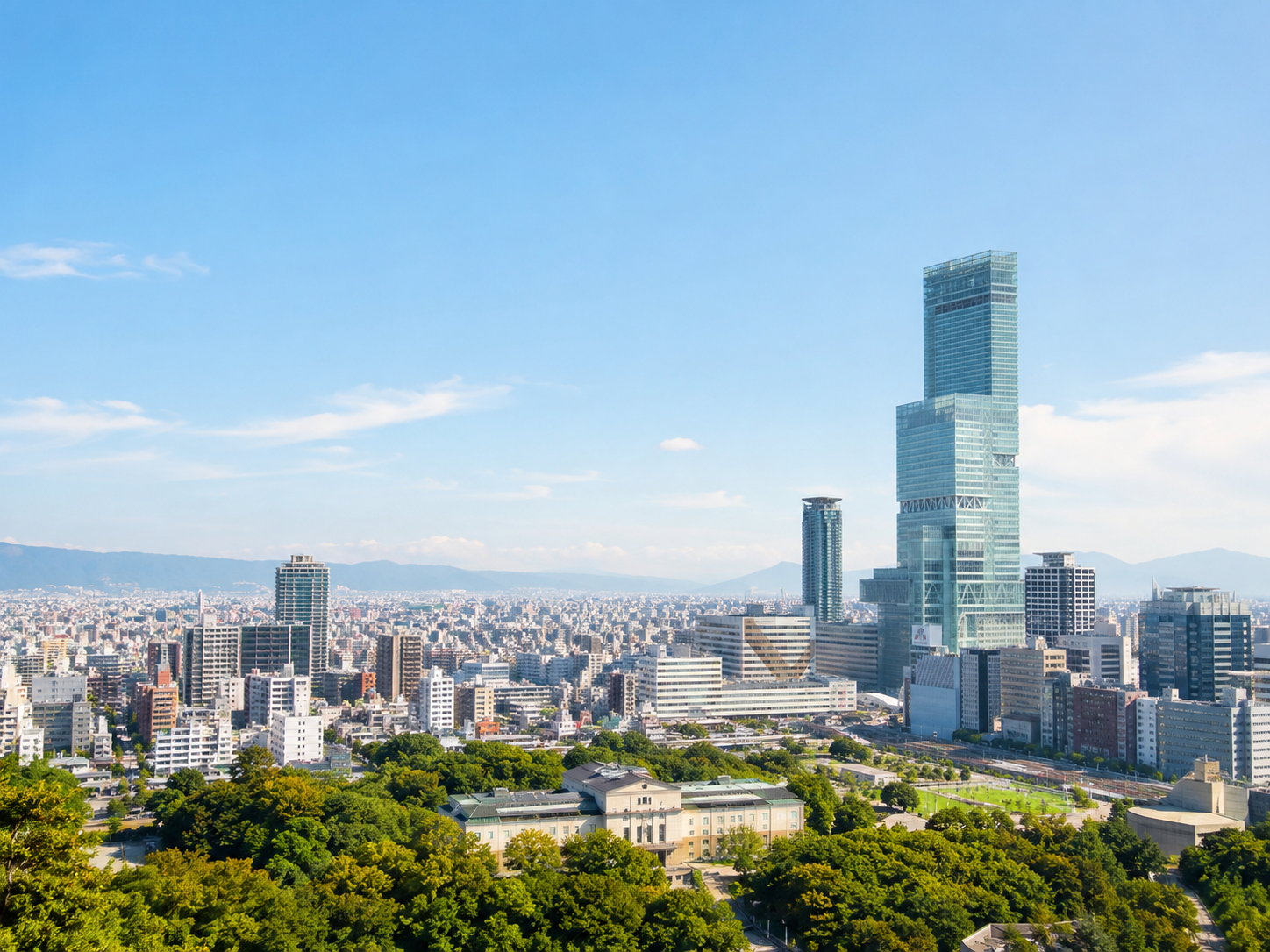 大阪・あべのハルカスを望む都心風景